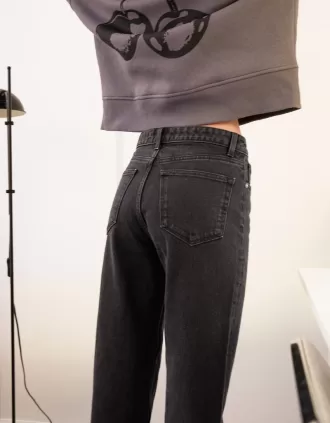 Relaxed fit high-rise mom jeans