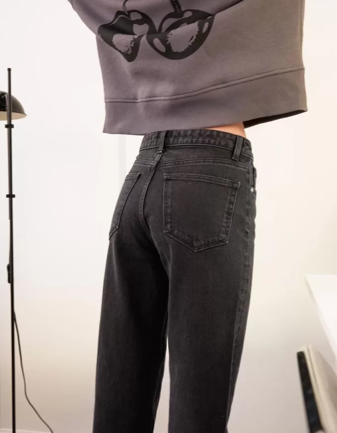 Relaxed fit high-rise mom jeans