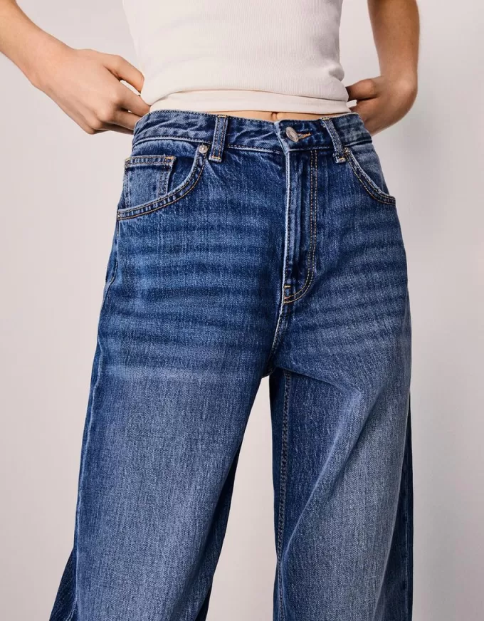 Relaxed fit high-rise mom jeans
