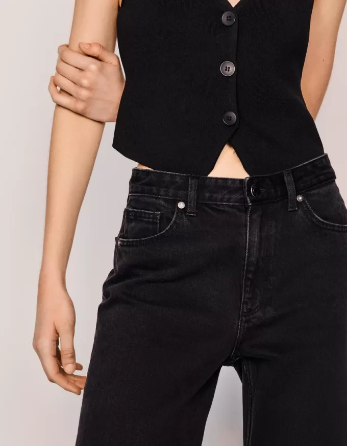 Relaxed fit high-rise mom jeans