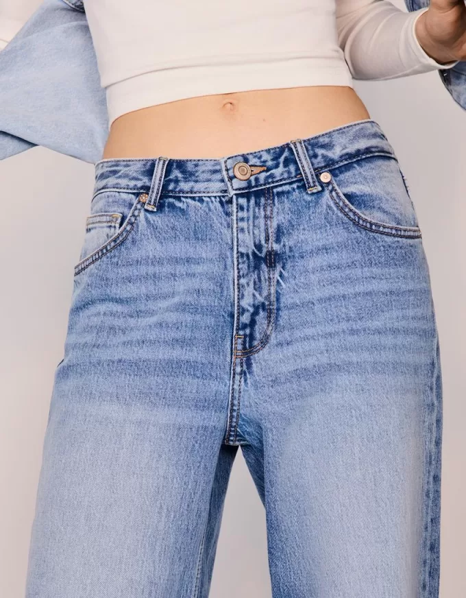 Relaxed fit high-rise mom jeans
