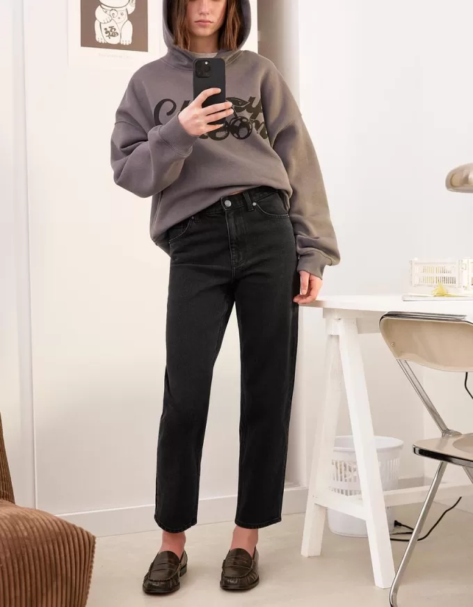 Relaxed fit high-rise mom jeans