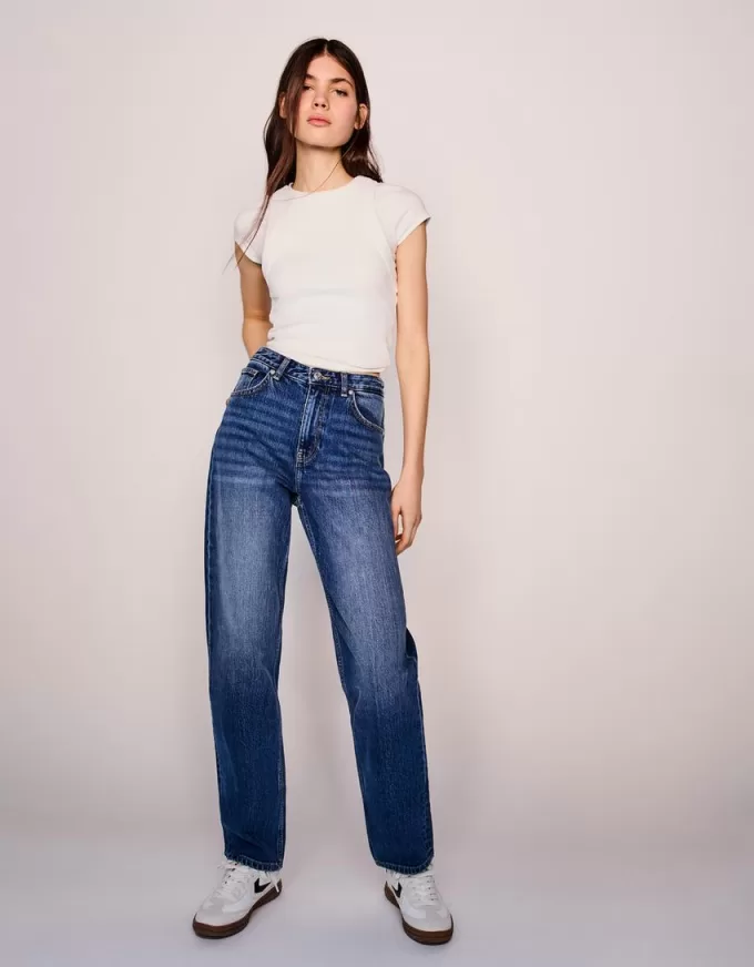 Relaxed fit high-rise mom jeans