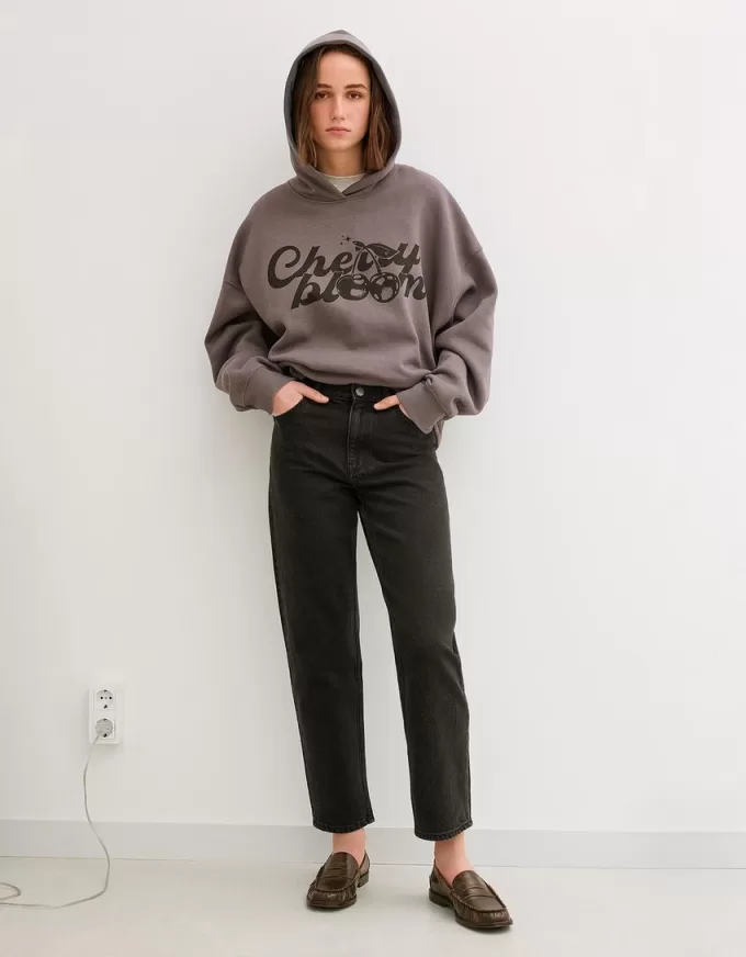 Relaxed fit high-rise mom jeans