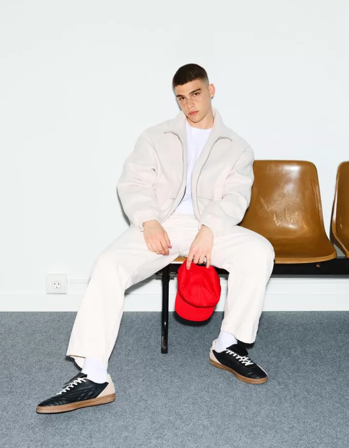 Retro soccer sneakers with tongue