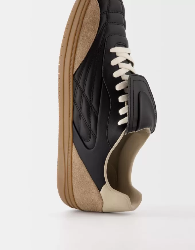 Retro soccer sneakers with tongue