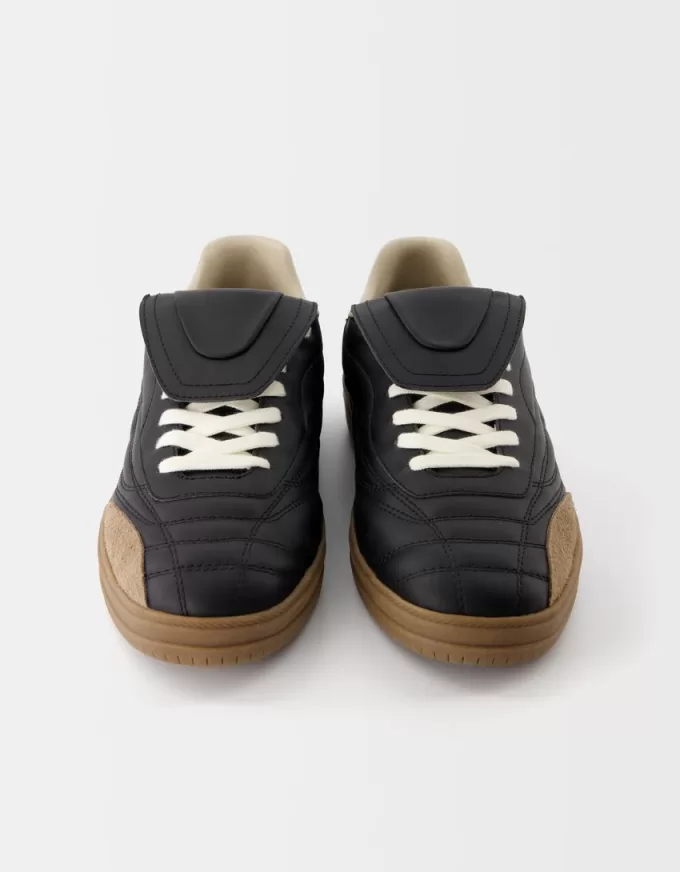 Retro soccer sneakers with tongue