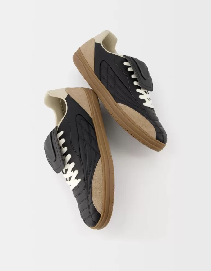 Retro soccer sneakers with tongue