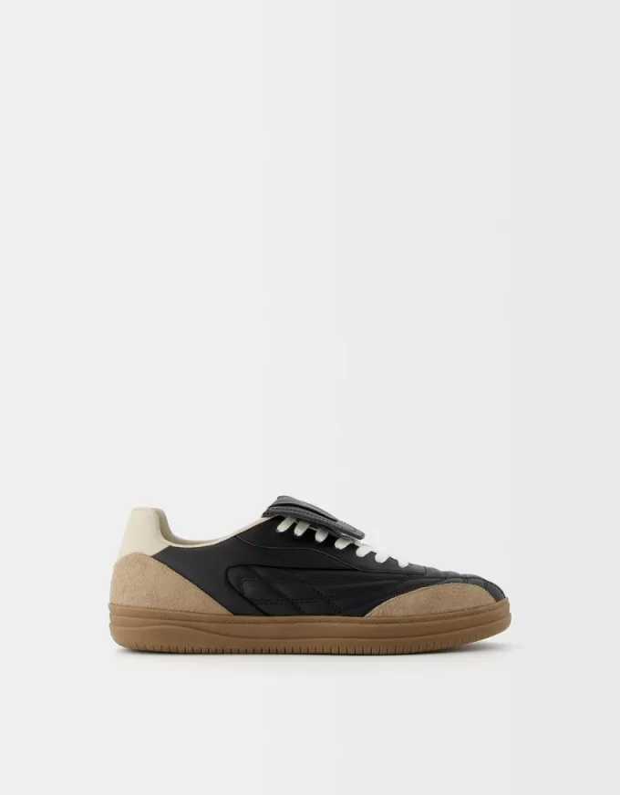 Retro soccer sneakers with tongue