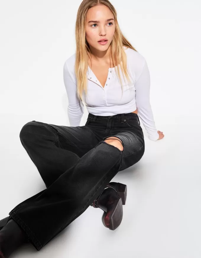 Ripped wide-leg ’90s jeans