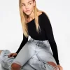 Ripped wide-leg ’90s jeans