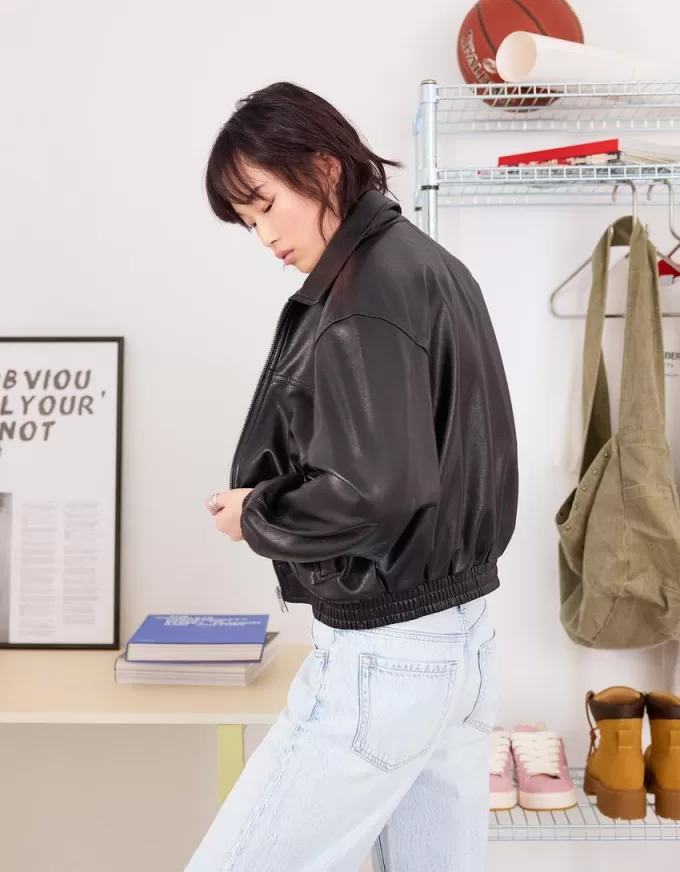 Ripped wide-leg ’90s jeans