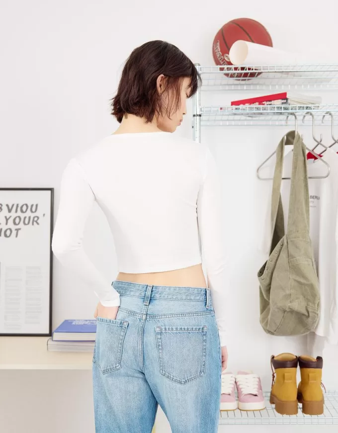 Ripped wide-leg ’90s jeans