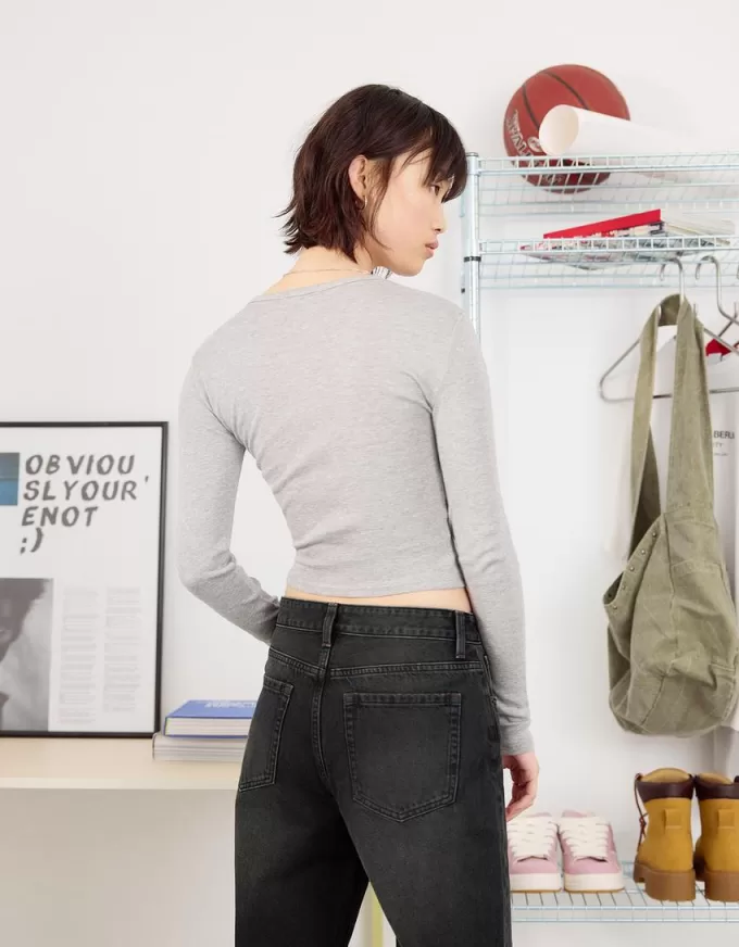 Ripped wide-leg ’90s jeans