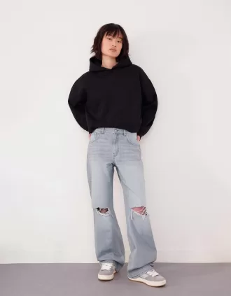 Ripped wide-leg ’90s jeans