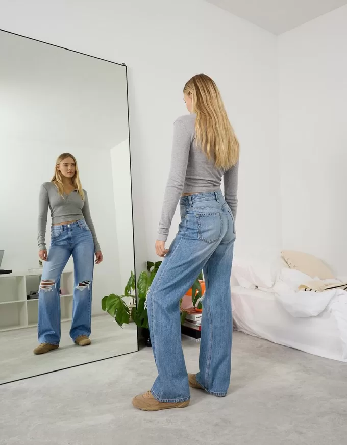 Ripped wide-leg ’90s jeans