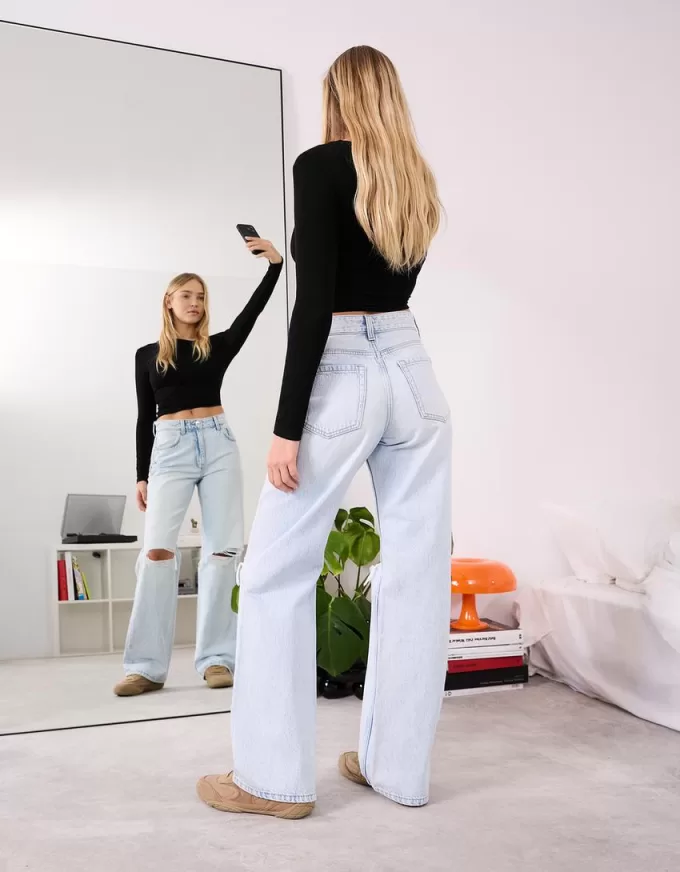 Ripped wide-leg ’90s jeans