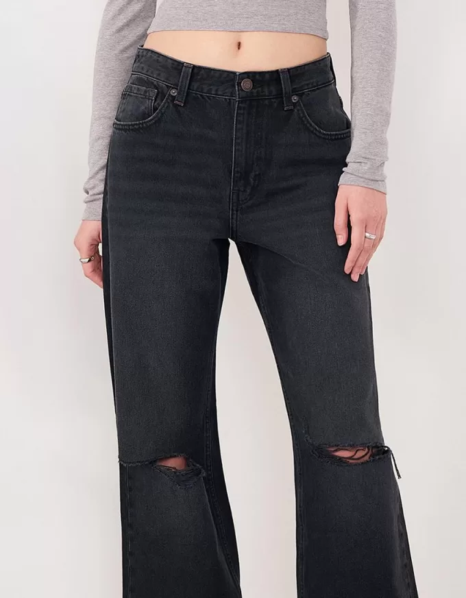 Ripped wide-leg ’90s jeans