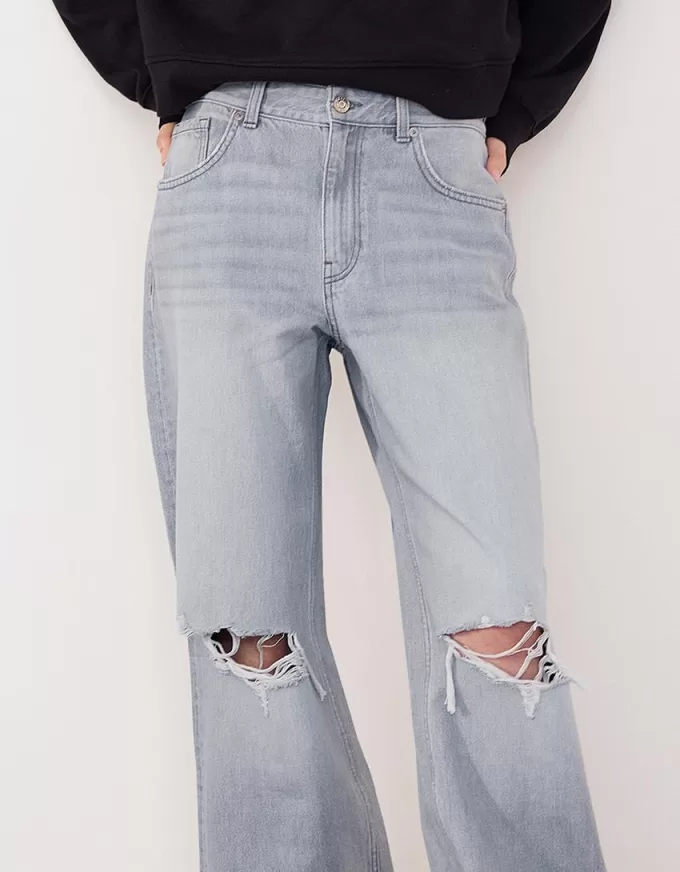 Ripped wide-leg ’90s jeans