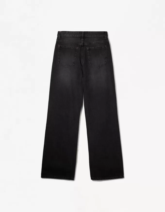 Ripped wide-leg ’90s jeans