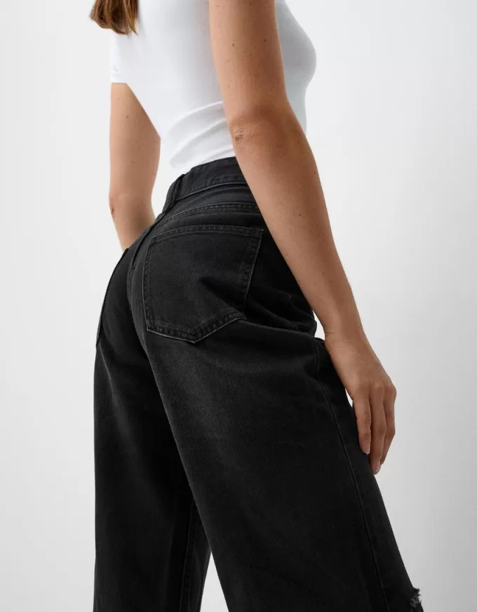 Ripped wide-leg ’90s jeans