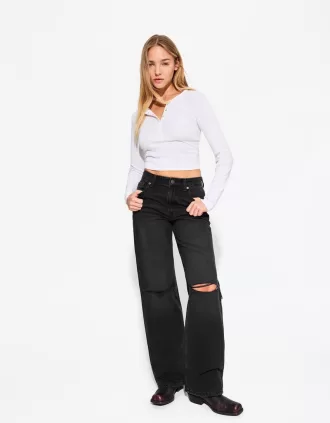 Ripped wide-leg ’90s jeans