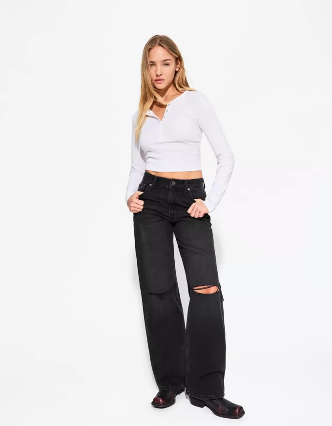 Ripped wide-leg ’90s jeans