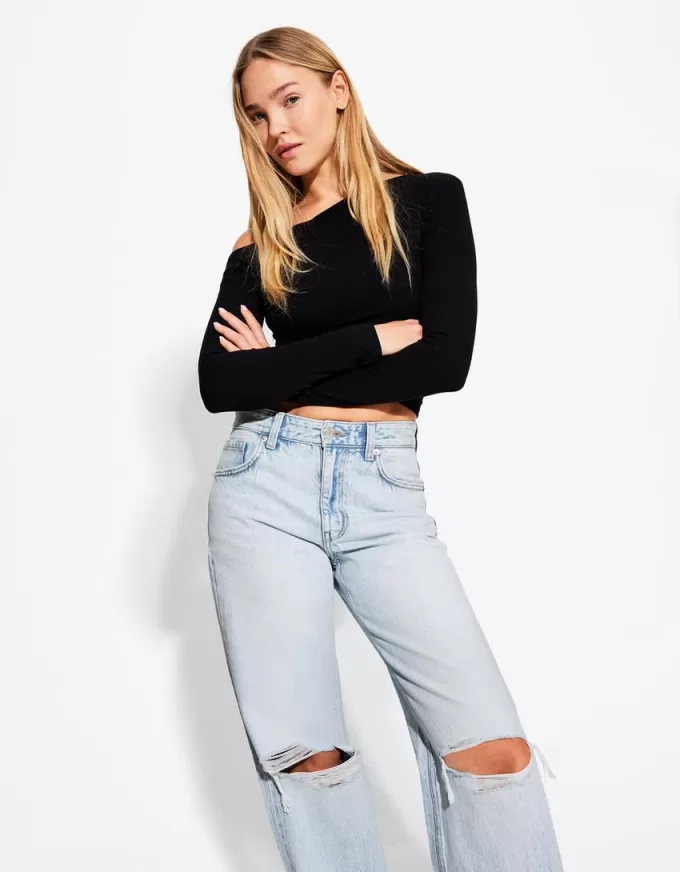 Ripped wide-leg ’90s jeans