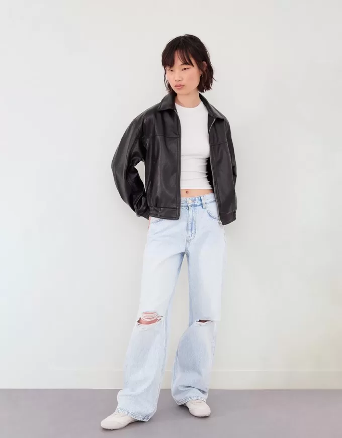 Ripped wide-leg ’90s jeans