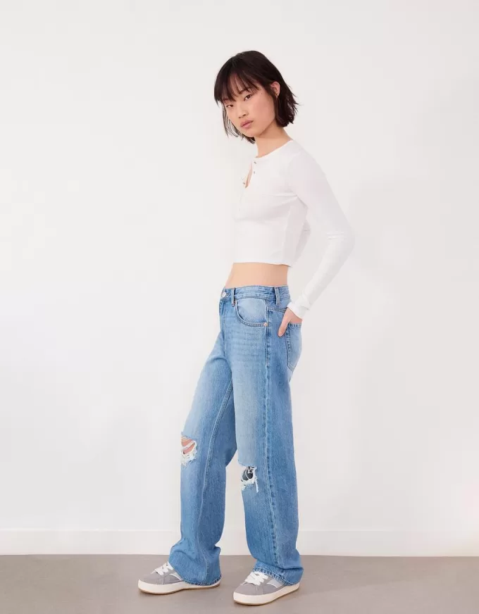 Ripped wide-leg ’90s jeans
