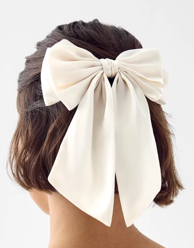 Satin-finish hair clip with bow Satin-finish hair clip with bow