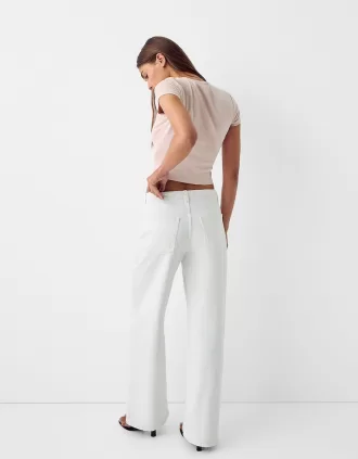 Short sleeve T-shirt with a scoop neck