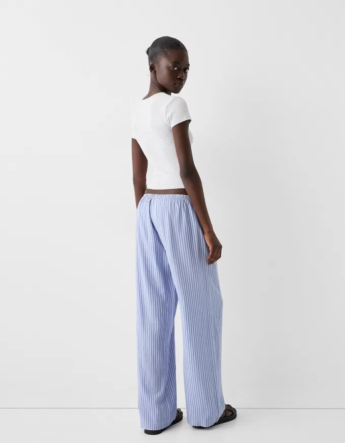 Short sleeve T-shirt with a scoop neck