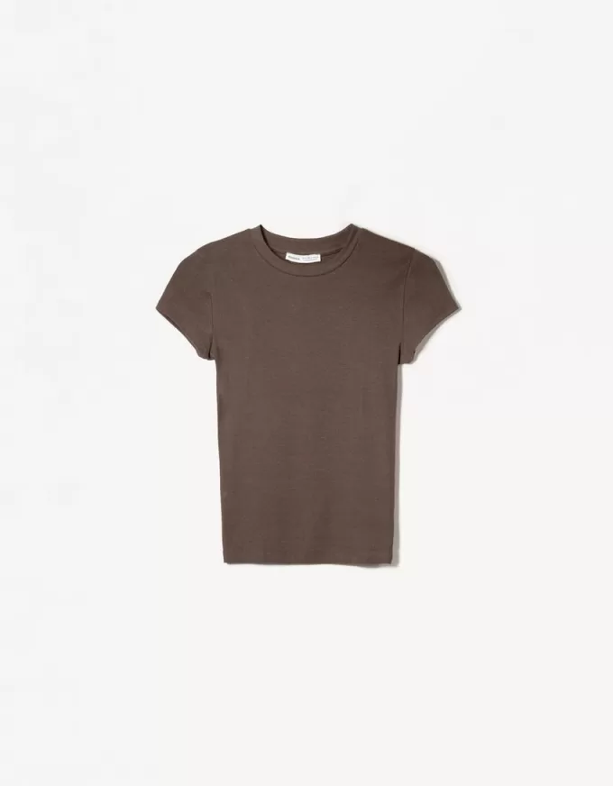 Short sleeve T-shirt with a scoop neck