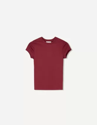 Short sleeve T-shirt with a scoop neck