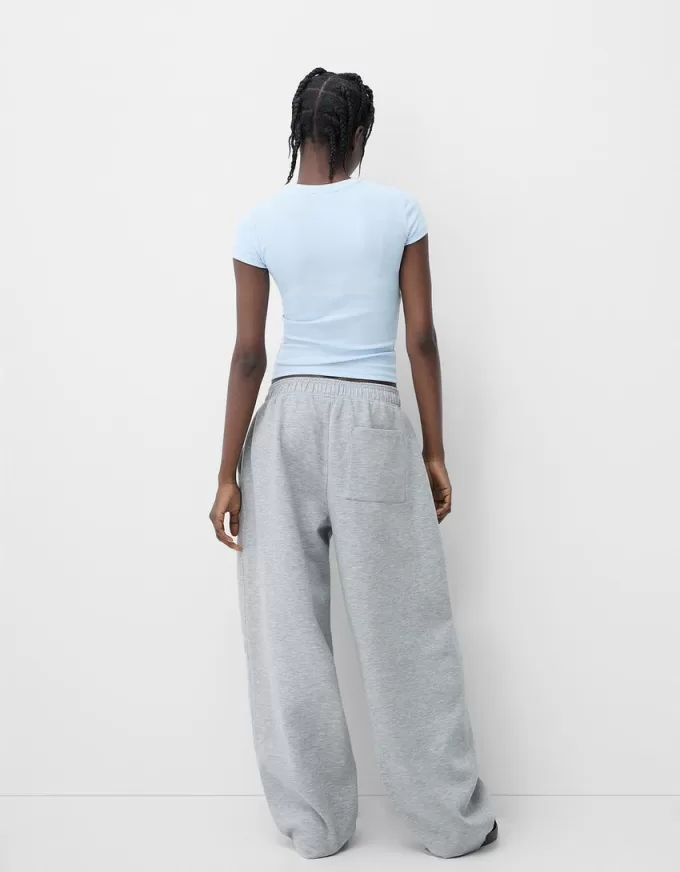 Short sleeve T-shirt with a scoop neck