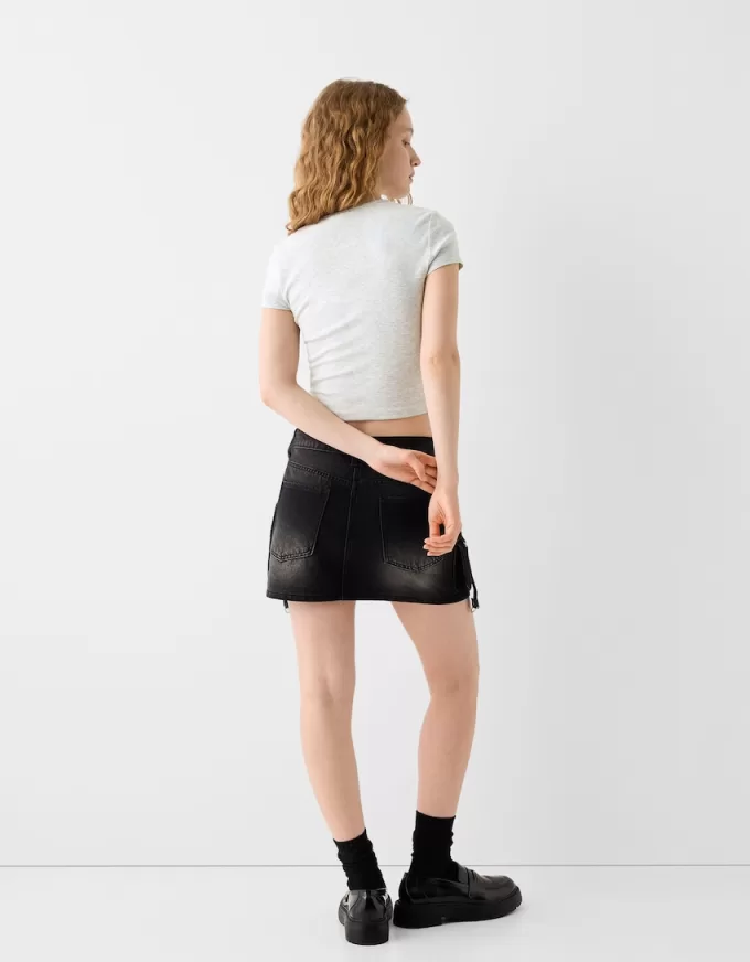 Short sleeve T-shirt with a scoop neck