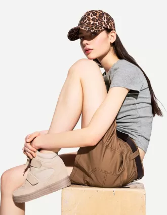 Short sleeve T-shirt with a scoop neck