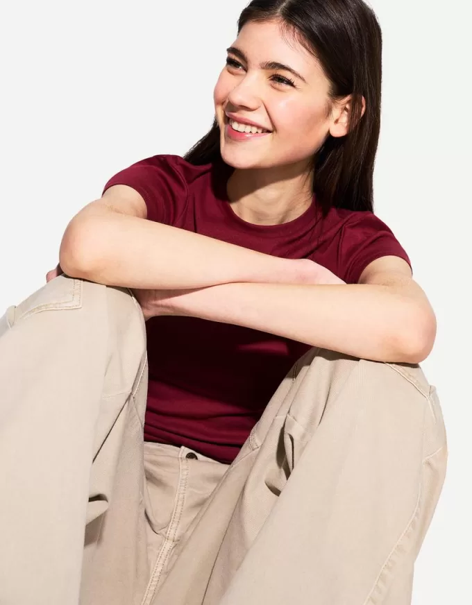 Short sleeve T-shirt with a scoop neck