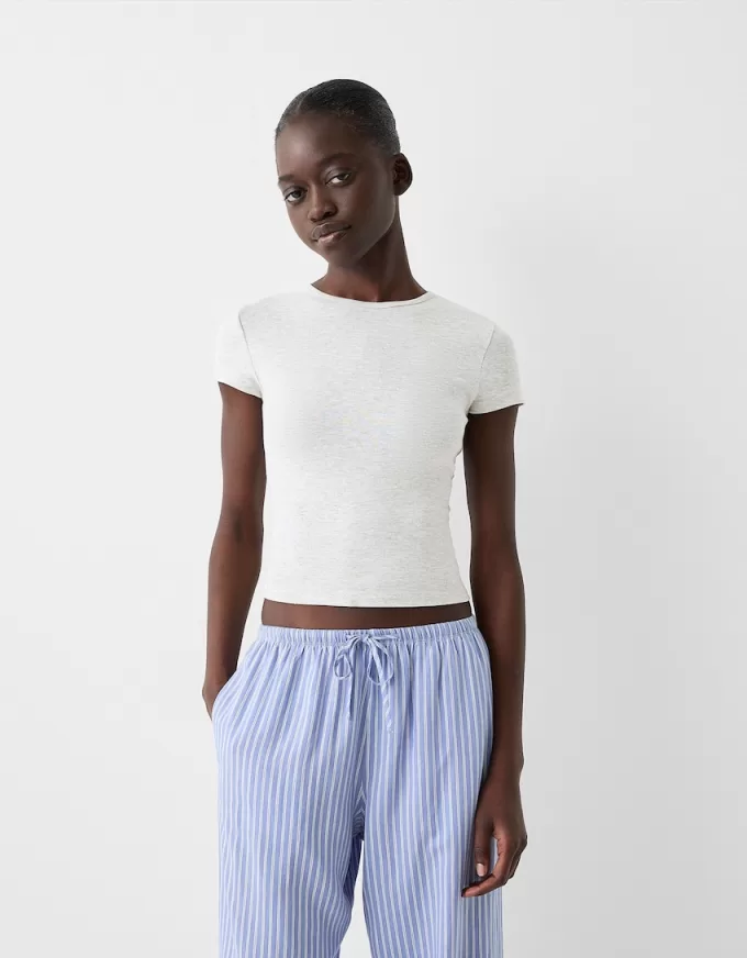 Short sleeve T-shirt with a scoop neck