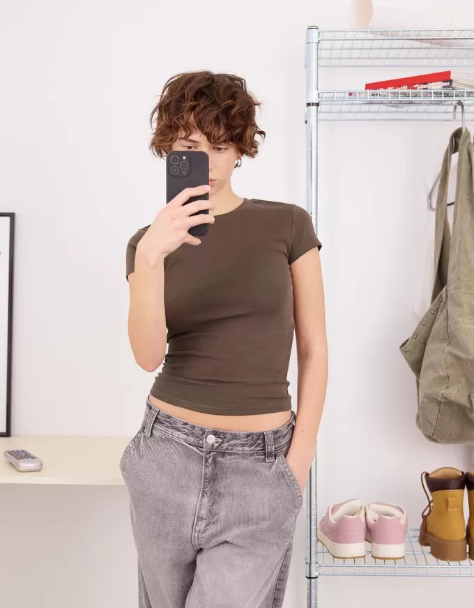 Short sleeve T-shirt with a scoop neck