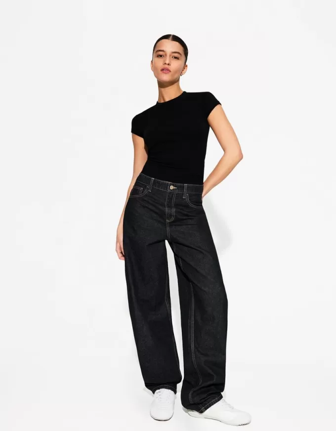 Short sleeve T-shirt with a scoop neck