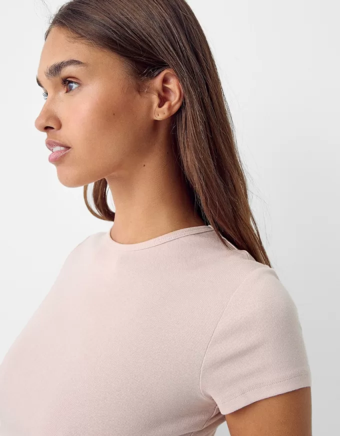 Short sleeve T-shirt with a scoop neck