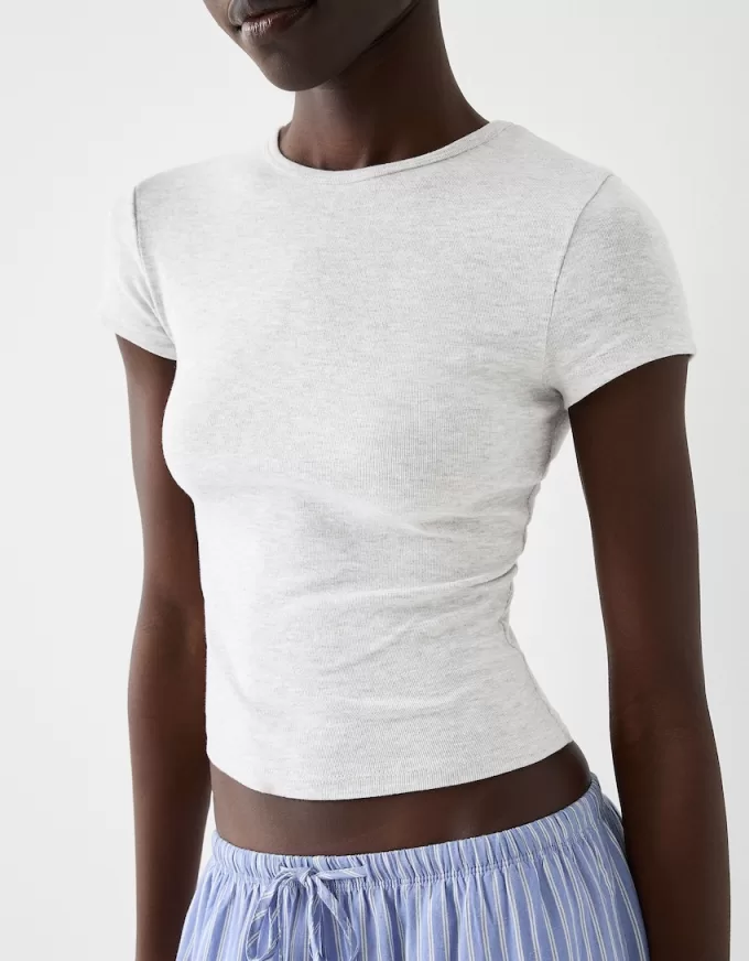 Short sleeve T-shirt with a scoop neck