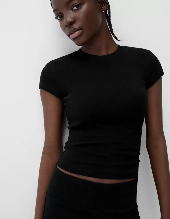 Short sleeve T-shirt with a scoop neck