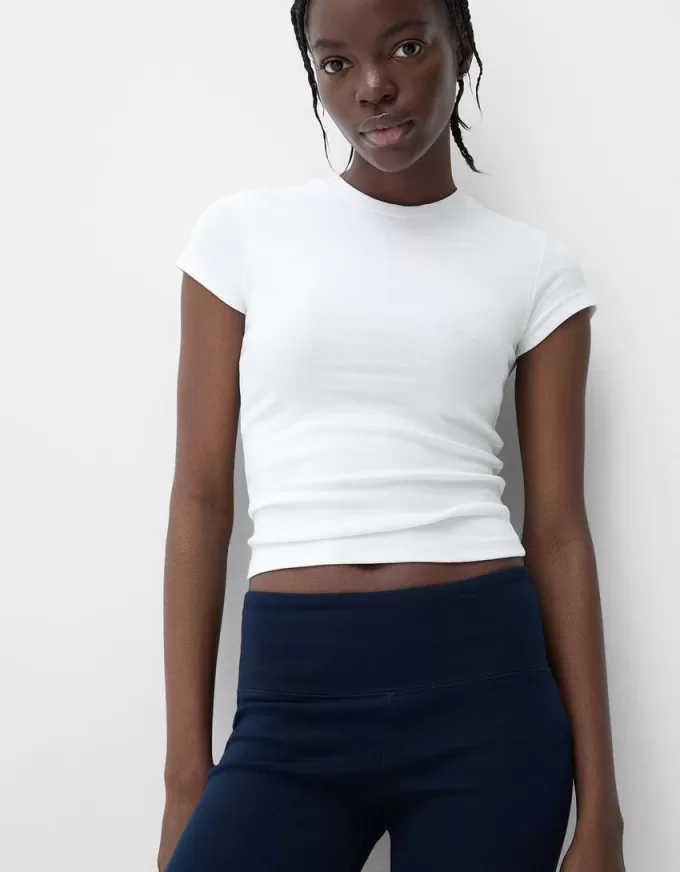 Short sleeve T-shirt with a scoop neck