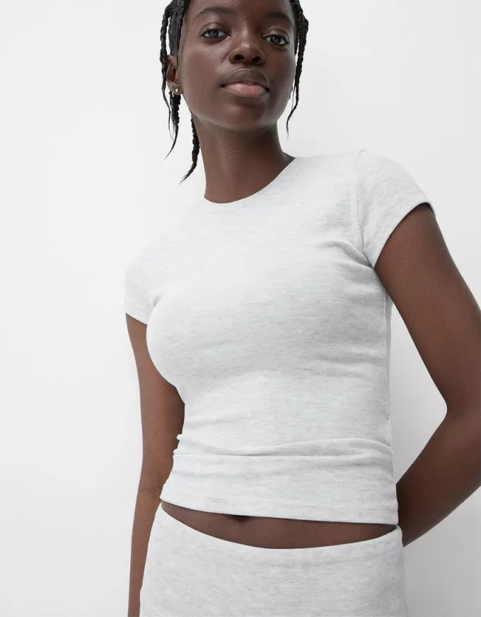 Short sleeve T-shirt with a scoop neck