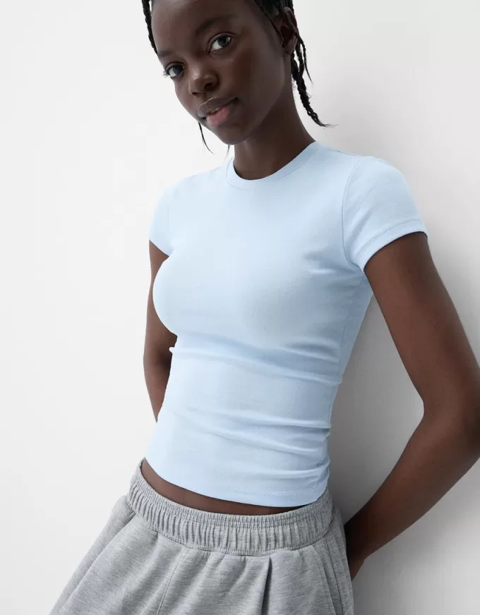 Short sleeve T-shirt with a scoop neck