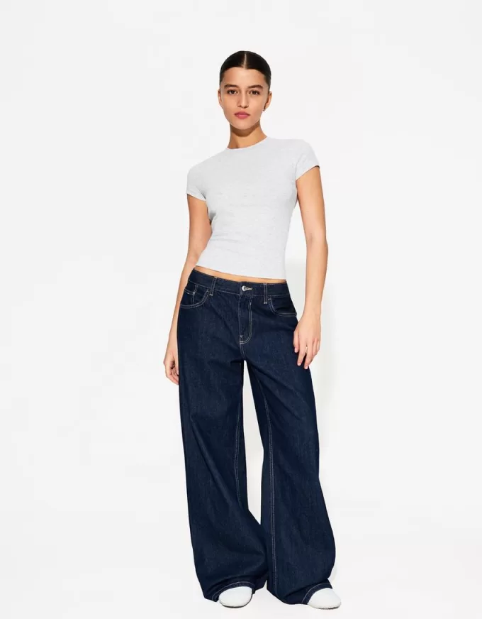 Short sleeve T-shirt with a scoop neck