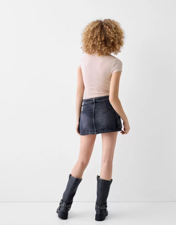 Short sleeve T-shirt with a scoop neck